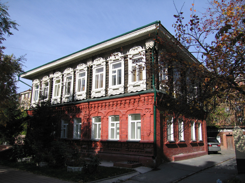 Памятник деревянного зодчества по улице Депутатская (Бийская), дом 15 в историческом центре Новосибирска – Ново-Николаевска