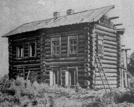 Жилой пятистенный деревянный дом, приплавленный из Колывани. Стоял по Большевистской улице и снесен в связи с постройкой городской набережной