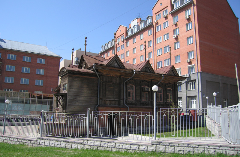 Памятник деревянного зодчества по улице Красноярская дом 3 в историческом центре Новосибирска – Ново-Николаевска