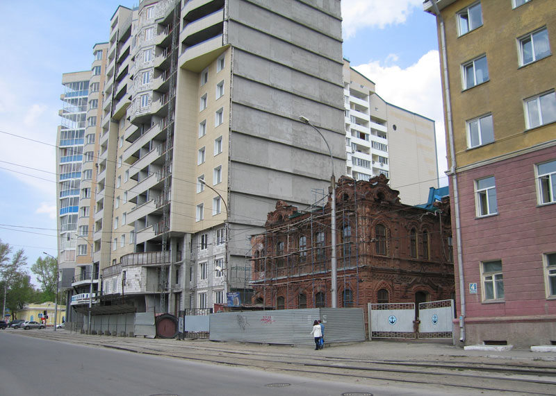 Двухэтажный кирпичный особняк по улице Мичурина, дом 6 в Центральном районе Новосибирска