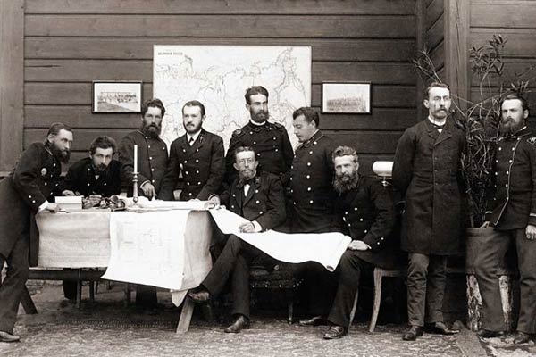 Н.М.Тихомиров с инженерами-строителями моста через Обь (1894)