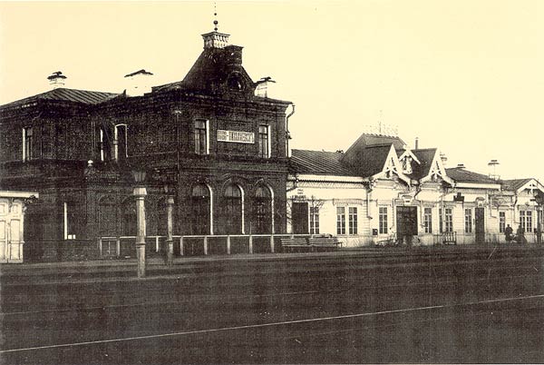 Вокзал станции Новониколаевск. Вид от железнодорожных путей. Фотография 1909-1917 гг.