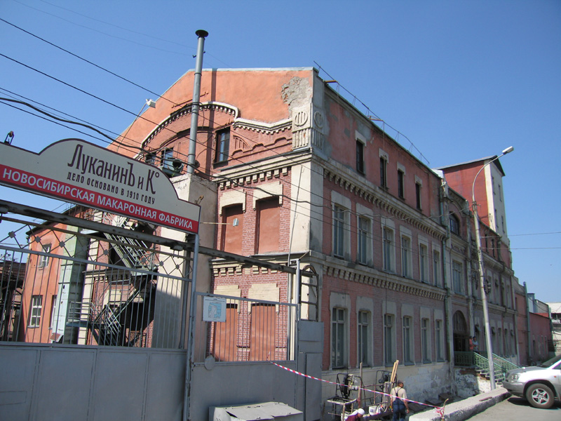 Здание макаронной фабрики И.М. Луканина по улице Фабричная № 33 в Железнодорожном районе г. Новосибирска