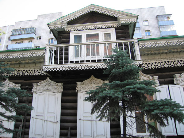 Памятник деревянного зодчества по улице Горького (Тобизеновская), дом 16 в историческом центре Новосибирска – Ново-Николаевска.