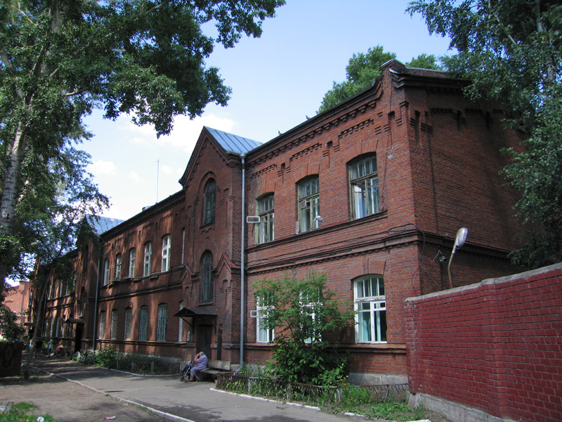 Двухэтажное кирпичное здание по ул. Сухарная, 68/1 в Заельцовском районе г. Новосибирска