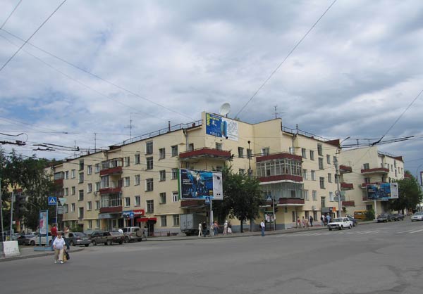 Комплекс жилых зданий в квартале пересечения улиц Ленина и Челюскинцев. Новосибирск
