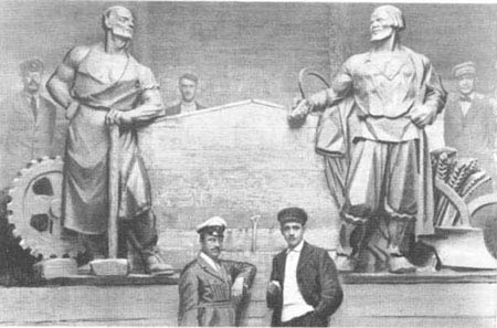 Архитектор А.Д. Крячков и скульптор Р.С. Надольский у моделей скульптур для здания Сибревкома