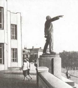 Одна из четырёх отливок известной скульптуры В.И. Ленина работы 			В.В. Козлова. Дворец Труда. Новосибирск
