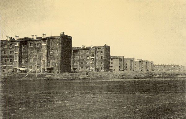 Жилые дома Сибкомбайна (1-й переулок Пархоменко). Вид со стороны улицы Станиславского. Фотография середины 1930-х гг.