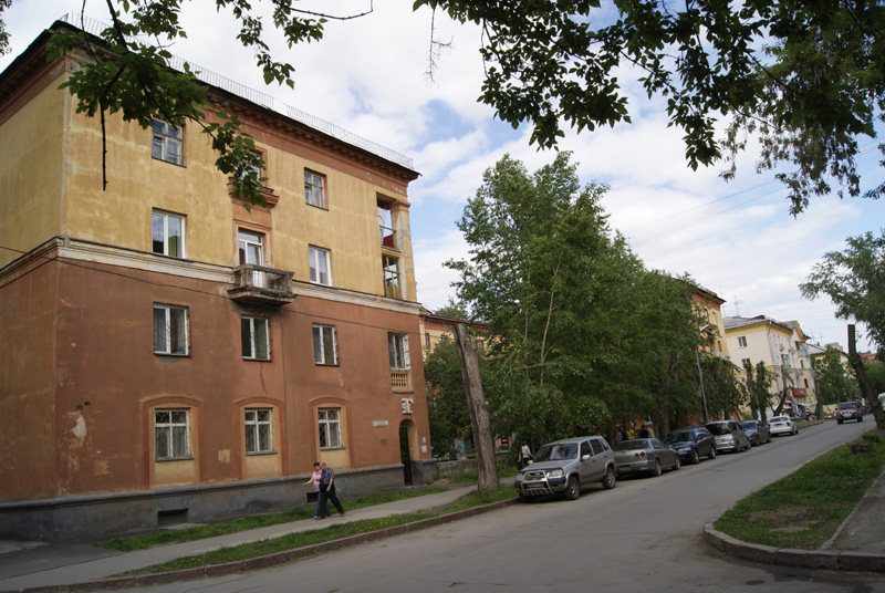Жилой дом и двор «Гулливер». 2-й Краснодонский переулок, 10 в Калининском районе г. Новосибирска
