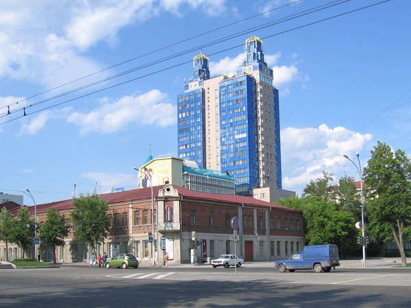 «Бэтмен». Жилой дом с административными помещениями по улице Коммунистическая, 50 в Новосибирске