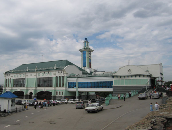 Новое здание пригородного павильона  комплекса вокзала Новосибирск-Главный