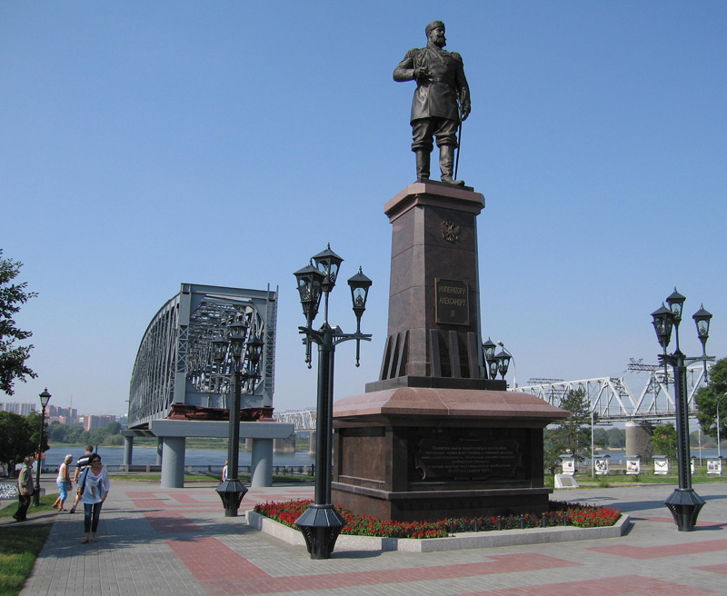 Памятник императору Александру III в парке «Городское начало» на набережной Оби в Новосибирске