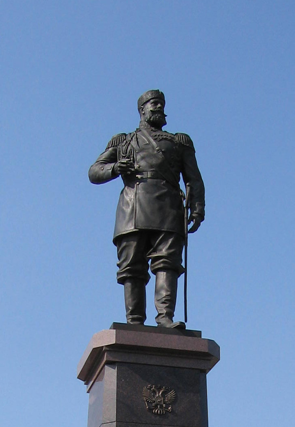 Памятник императору Александру III в парке «Городское начало» на набережной Оби в Новосибирске