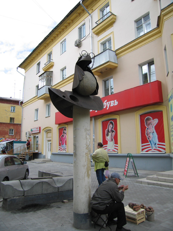 Скульптура «Ворона с сыром». ул. Богдана Хмельницкого. Новосибирск