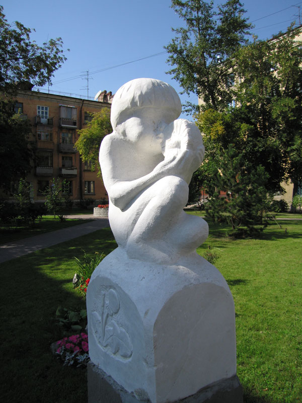 Скульптурная композиция «Мальчик с одуванчиком». Новосибирск
