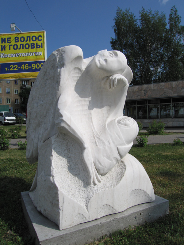 Скульптура «Ангел, ожидающий пробуждения человечества». Новосибирск