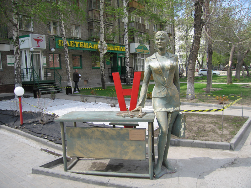Скульптура «Деловая женщина» на улице Мичурина, 3 в центральном районе г. Новосибирска