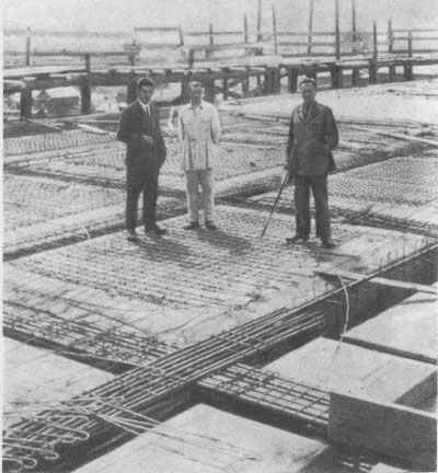 Устройство железобетонного перекрытия на  здании Сибкрайсоюза в 1926 г. Крайний справа стоит А. Д. Крячков, осуществлявший авторский надзор за строительством (31. VII. 1926 г.).