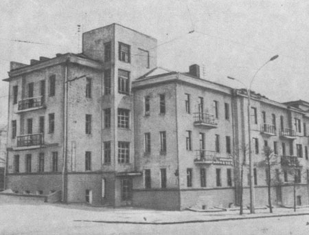 Многоэтажный жилой дом на Красном проспекте,  № 10. Автор проекта — инженер И. А. Бурлаков.