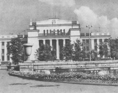 Реконструированное здание Дома Ленина. Новосибирск. Арх. В. М. Тейтель