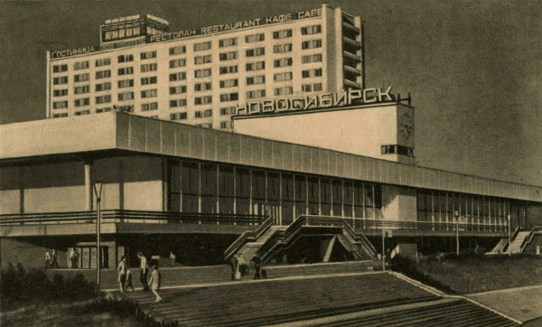 Здание речного вокзала. Арх.  А.А. Воловик, Ю.А. Захаров,  М. М. Пирогов. 1974 г.