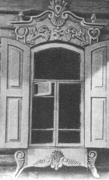 1. Декор окна с «птичьей ладьей»,расположенной между волютами надоконной доскии виноградными лозами,в доме на ул. Маковского,№ 13. 