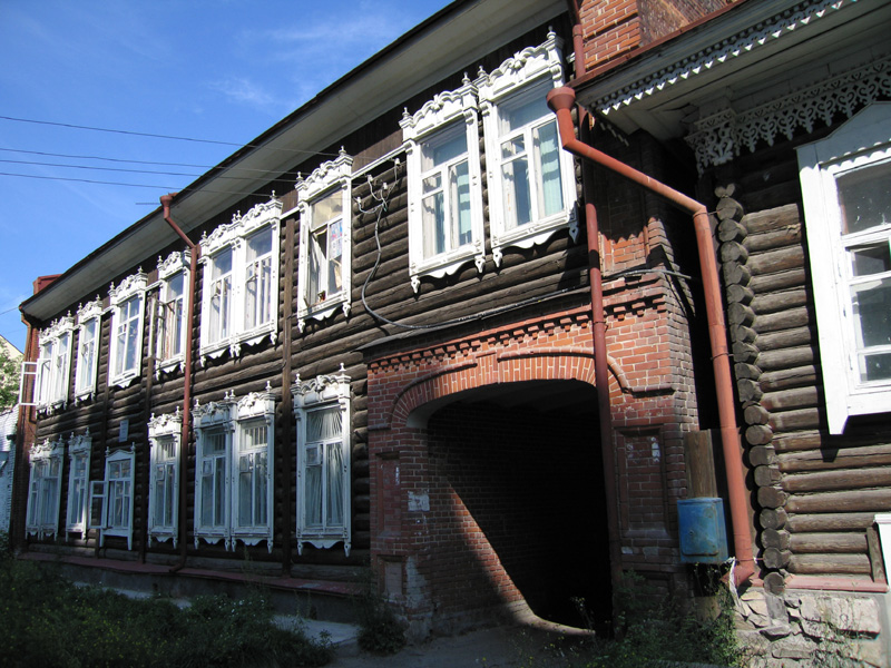 Памятник деревянного зодчества по улице Коммунистическая (Гудимовская), дом 19 в историческом центре Новосибирска – Ново-Николаевска.