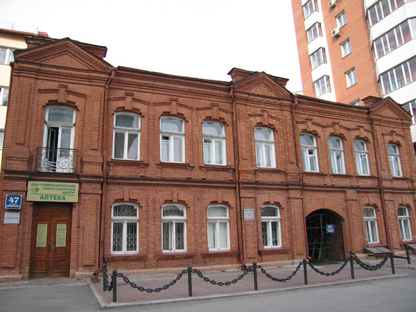Двухэтажный кирпичный дом по улице Октябрьская № 47 в Центральном районе Новосибирска – Ново-Николаевска