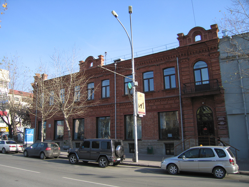 Здание Русско-Китайского банка по Красному проспекту № 26 (левая сторона) в Центральном районе г. Новосибирска