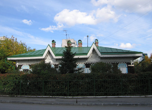 Памятник деревянного зодчества по улице Дмитрия Шамшурина (Вокзальная), дом 100 в Железнодорожном районе Новосибирска – Ново-Николаевска
