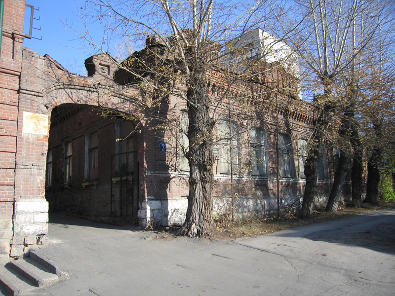 Жилой одноэтажный кирпичный дом бывшего заезжего двора по ул. Каинская № 3 в Центральном районе г. Новосибирска 