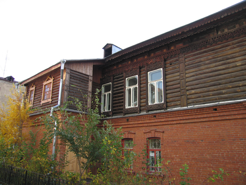Памятник деревянного зодчества по улице Каинская, дом 5 в историческом центре Новосибирска – Ново-Николаевска