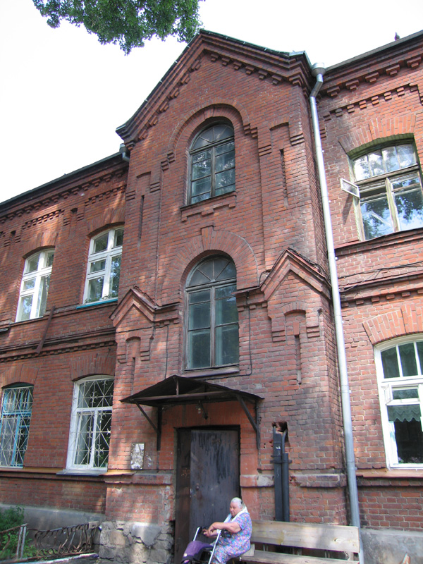 Двухэтажное кирпичное здание по ул. Сухарная, 68/1 в Заельцовском районе г. Новосибирска