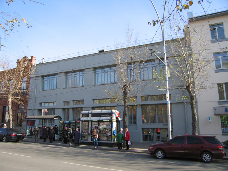 Здание библиотеки по Красному проспекту № 26 (правая часть) в Центральном районе г. Новосибирска