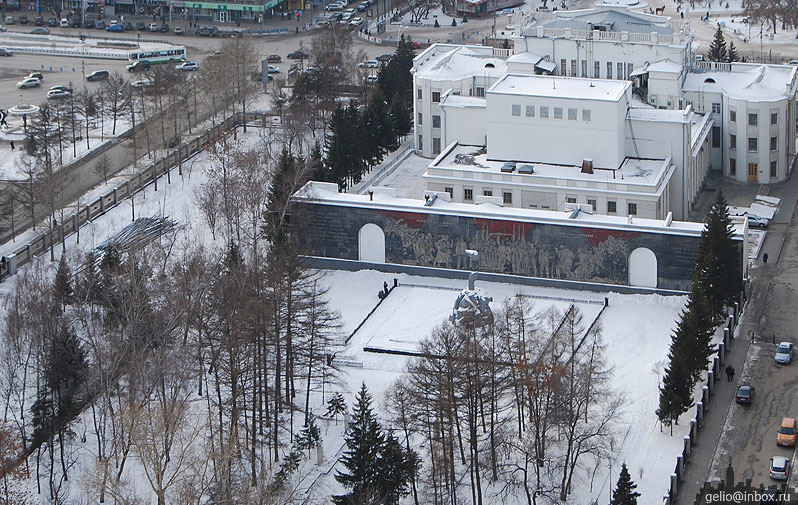 Сквер Героев Революции. Монумент памяти 104 жертв революции. Новосибирск. Фото: Степанов Слава