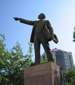 Одна из четырёх отливок известной скульптуры В.И. Ленина работы 			В.В. Козлова. Дворец Труда. Новосибирск