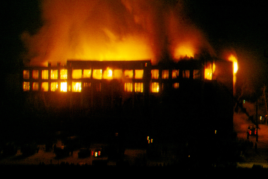 Пожар в здании Управления треста «Запсибзолото». 13 февраля 1987 г. Фото: Мешалкин Е.Н.
