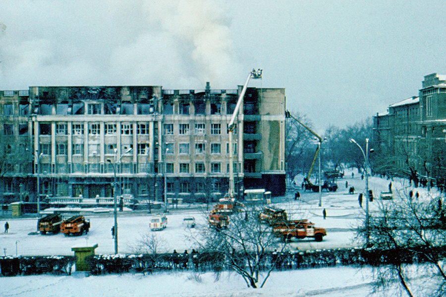 Пожар в здании Управления треста «Запсибзолото». 13 февраля 1987 г. Фото: Мешалкин Е.Н.