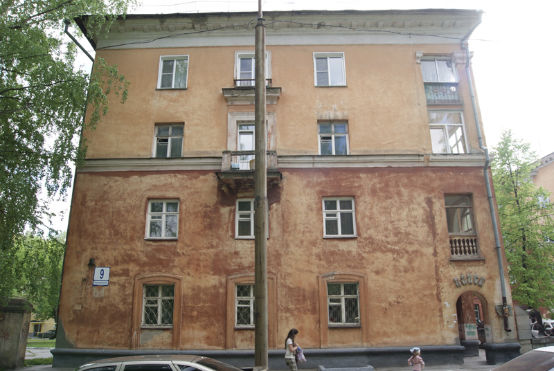 Жилой дом и двор «Алиса». 1-й Краснодонский переулок, 9 в Калининском районе г. Новосибирска
