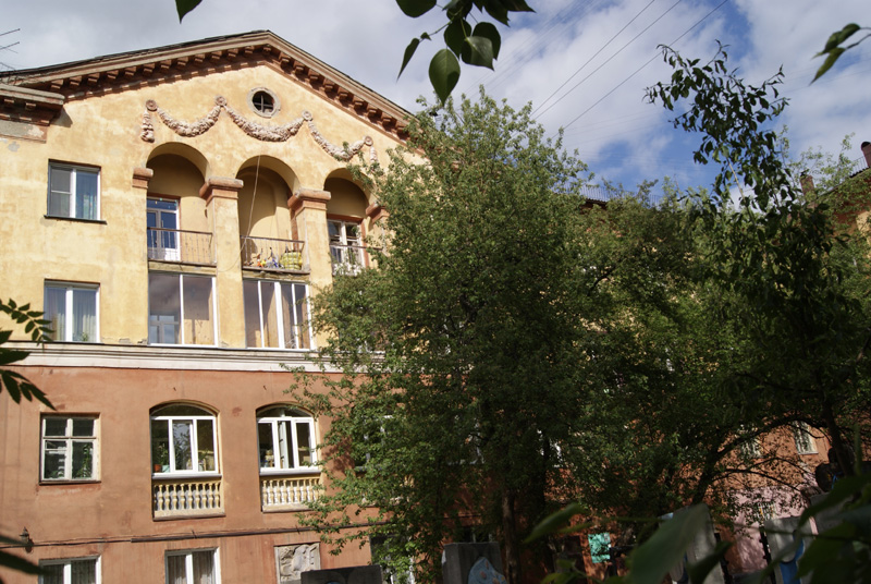 Жилой дом и двор «Гулливер». 2-й Краснодонский переулок, 10 в Калининском районе г. Новосибирска