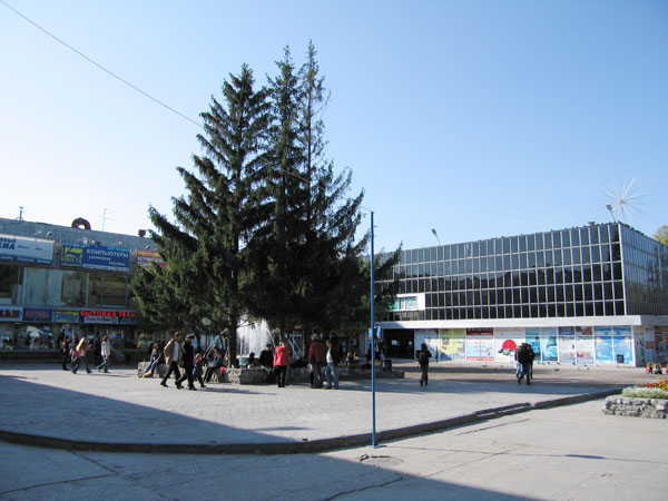 Новосибирский академгородок, общественный центр. Здание торгового центра