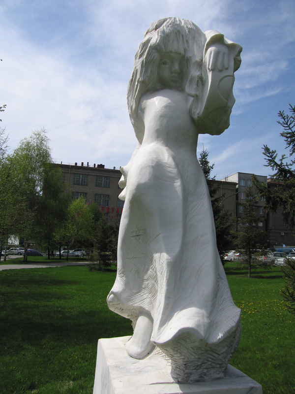 Скульптура «Алтайка» в сквере у театра «Глобус». Г. Новосибирск