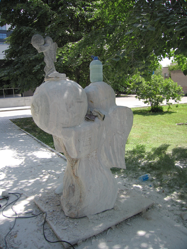 Скульптурная композиция Ангел-хранитель. Новосибирск