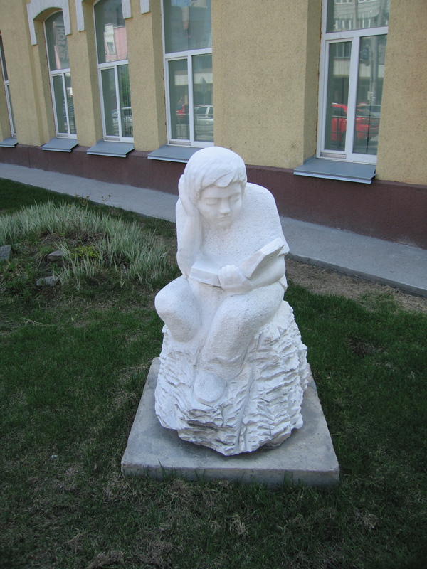 Скульптура «Мечтатель» или «Мальчик и книга». Новосибирск