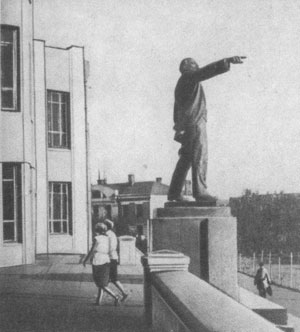 Памятник Ленину перед Дворцом Труда. Новосибирск