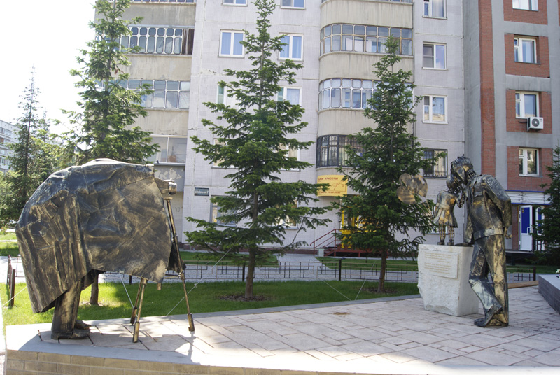 Скульптурная композиция «Фото на память». Аллея призыва. Новосибирск