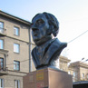 Бюст Ивана Андреевича Крылова на пересечении улицы его имени с Красным проспектом в центральном районе г. Новосибирска