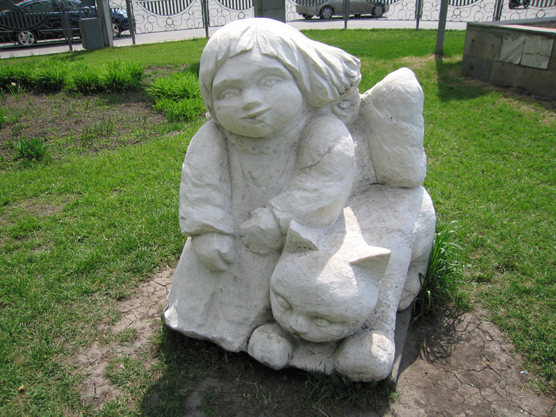 Скульптура «Девочка Маришка с котенком по имени Мурёнка» Новосибирск