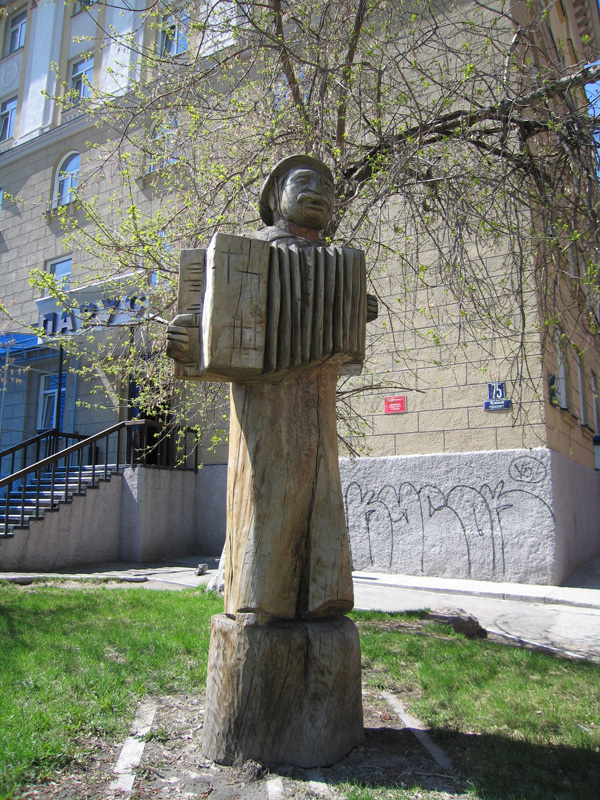 Скульптура «Сказитель Земли Сибирской». Новосибирск